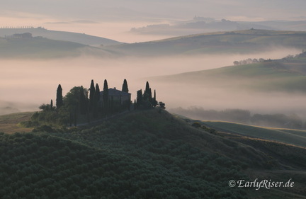 MK 230609 051738 Tuscany Italy Podere-Belvedere Fog